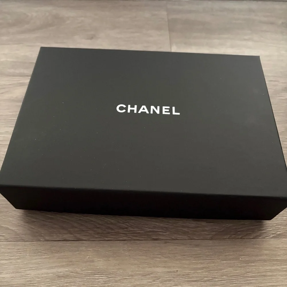 Chanel box - Picture 1 of 3